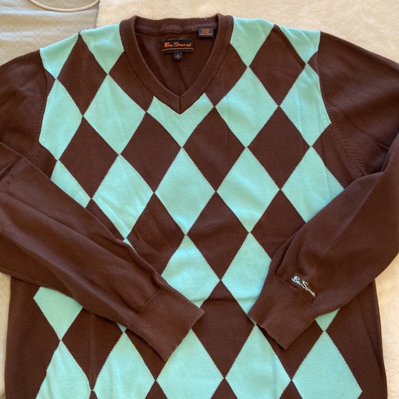 Ben Sherman Mens V-neck Sweater in an argyle pattern - Picture 3 of 7